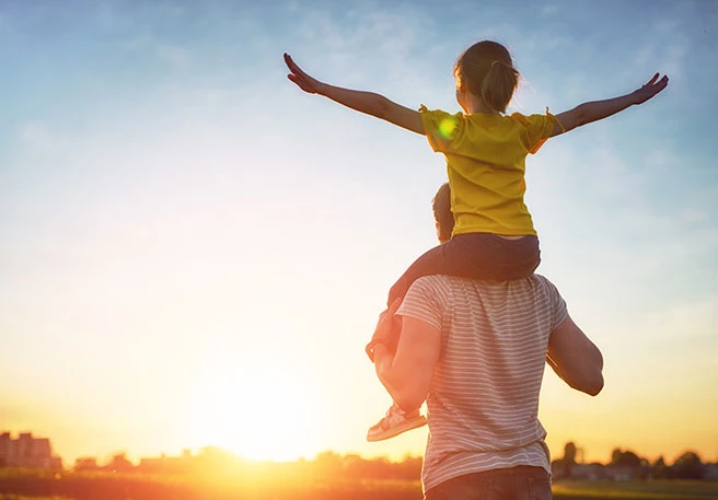 Vater und Tochter bei Sonnenuntergang UV-Strahlung beeinflusst viele Körperfunktionen