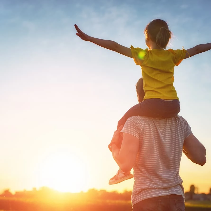 UV-Strahlung beeinflusst viele Körperfunktionen Vater und Tochter bei Sonnenuntergang